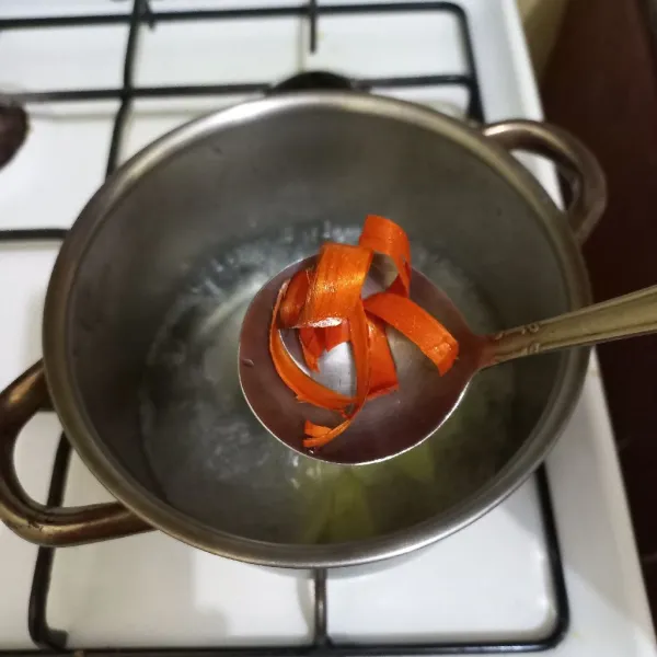 Masukkan secang, masak hingga berubah warna.