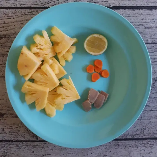 Kupas dan bersihkan buah nanas lalu potong-potong. Siapkan juga jahe, kunyit dan jeruk nipis.