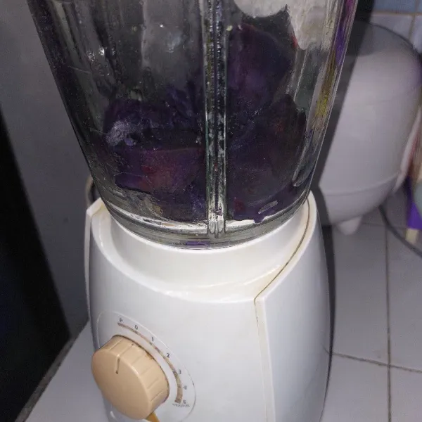 Masukkan ubi ungu ke blender.