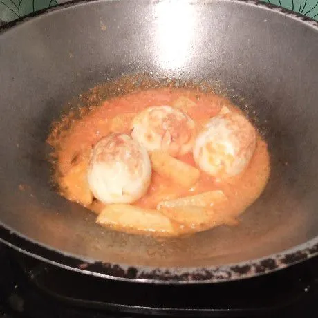 Tuang sedikit air, kemudian masukkan telur dan kentangnya.