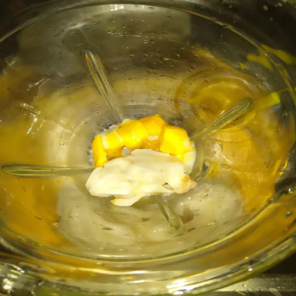 Masukkan potongan mangga dan sirsak ke dalam blender.