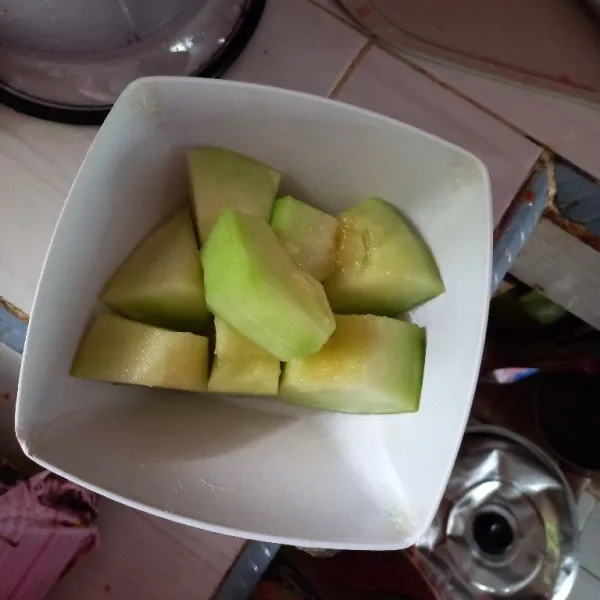Bersihkan buah melon dari biji, potong - potong.