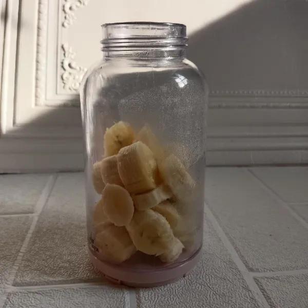 Tamvahkan pisang dalam blender.