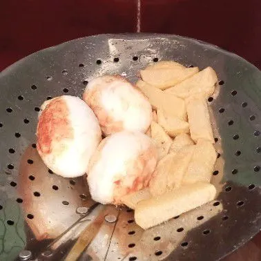 Goreng telur rebus tadi, demikian juga dengan kentangnya.