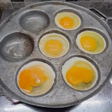 Panaskan cetakan lumpur, oleskan dengan minyak goreng. Buat telur ceplok, beri sedikit taburan garam. Masak sampai matang. Angkat dan sisihkan.
