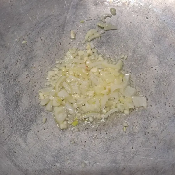 Tumis bawang bombay dan bawang putih sampai layu dan harum.