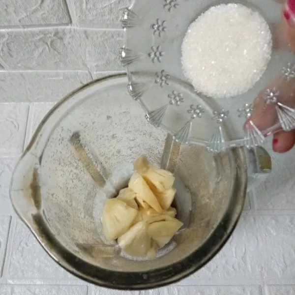 Tambahkan gula pasir dan susu cair ke dalam blender.
