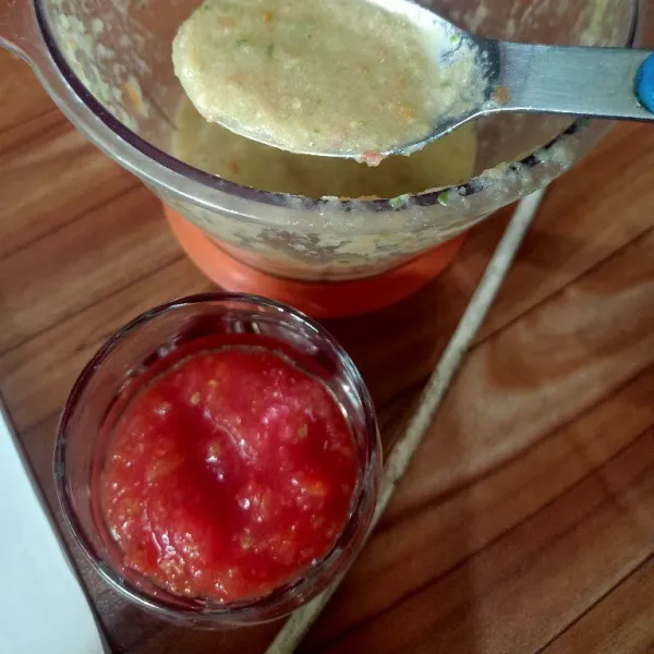 Smoothies tomat, masukkan ke dalam gelas lalu masukkan smoothies greentea mentimun. Lalu tata daun mint ditengah lalu siap disajikan.