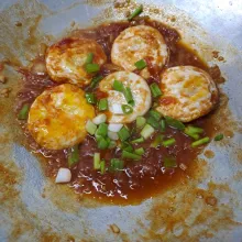 Masukkan telur ceplok dan irisan daun bawang. Aduk sebentar sampai rata dan daun bawang layu. Angkat dan sajikan.