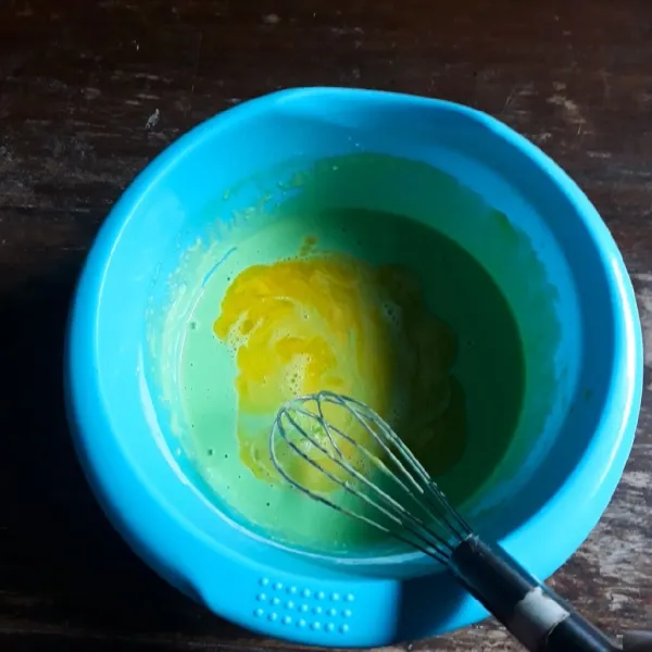Masukkan santan ke dalam tepung sedikit demi sedikit sambil diaduk hingga rata dan gula larut. Tambahkan telur dan margarin, aduk rata dan diamkan 30 menit.
