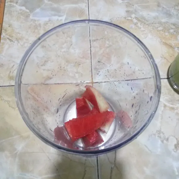 Masukkan potongan semangka ke dalam gelas blender.