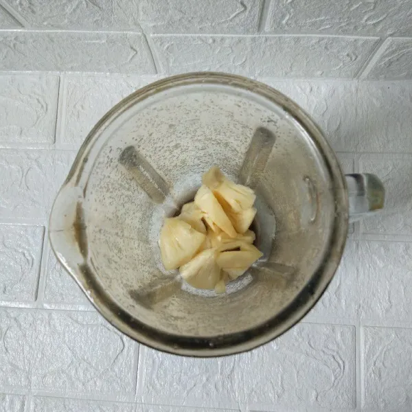 Masukkan buah nanas ke dalam blender.