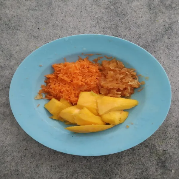 Parit wortel, apel dan potong-potong mangga sesuai selera.