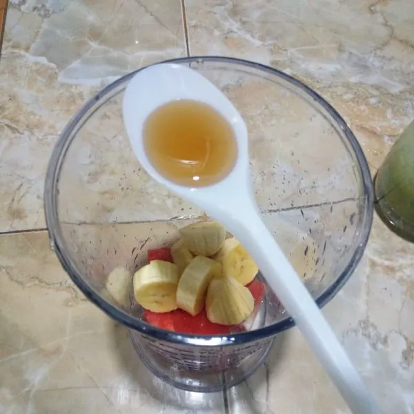 Campurkan pisang, semangka dan madu ke dalam blender.