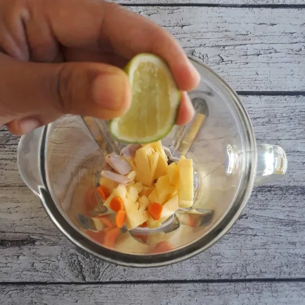 Masukkan nanas, jahe dan kunyit ke dalam blender lalu tambahkan air perasan jeruk nipis.