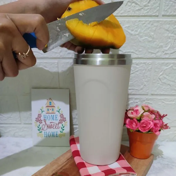 Masukkan potongan mangga ke dalam blender.