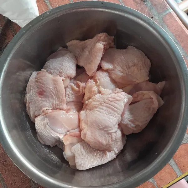 Siapkan ayam, tiriskan, gunakan potongan paha atas.