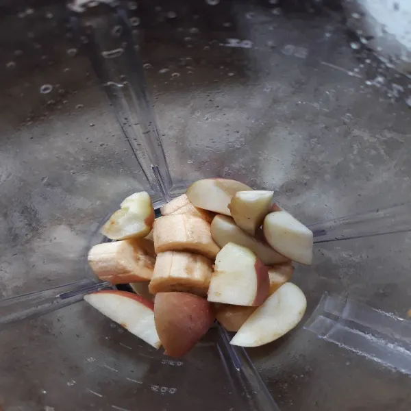 Masukkan dalam blender apel dan pisang. Tambahkan yoghurt serta madu dan es batu.