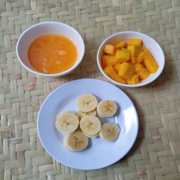 Potong-potong pisang. Cuci bersih jeruk lalu peras. Kemudian potong-potong mangga.