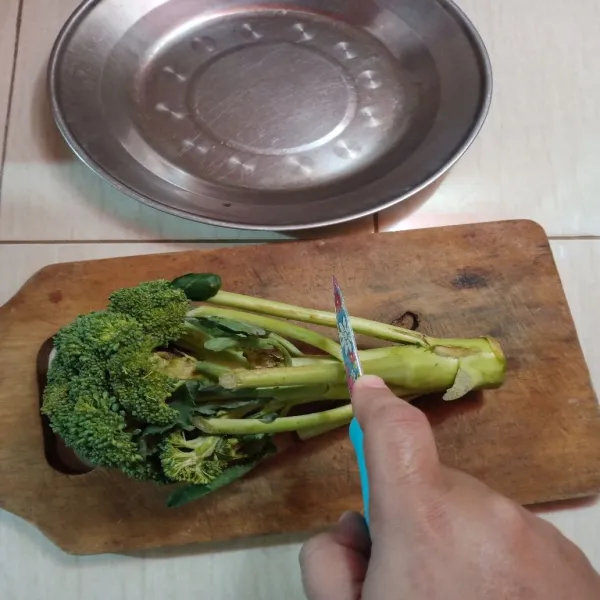 Siapkan brokoli, potong bagian bawah dari brokoli.
