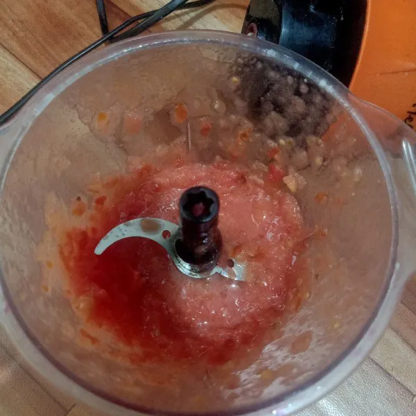 Cuci bersih tomat lalu masukkan ke dalam choper lain .lalu masukkan air dan gula. Haluskan.