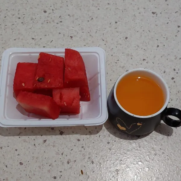 Siapkan semangka yang sudah dipotong-potong dan air jeruk mandarin.