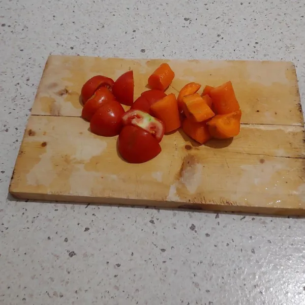 Siapkan wortel dan tomat lalu dipotong-potong.