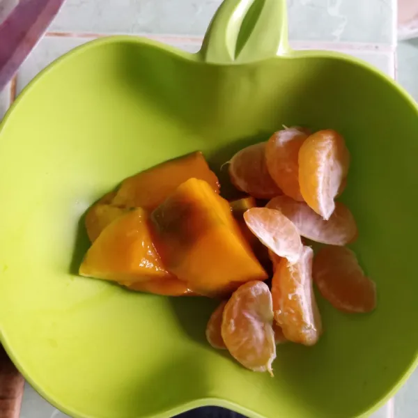 Siapkan mangga dan jeruk.