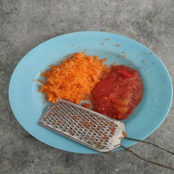 Parut tomat dan wortel dengan parutan keju.