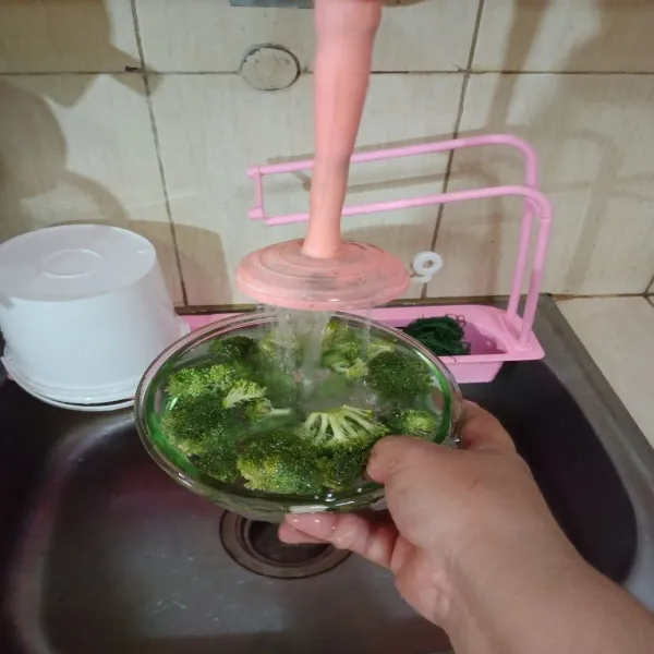 Kemudian cuci kembali brokoli dengan air mengalir.