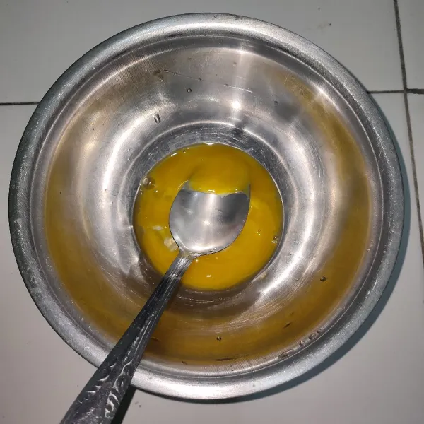 Pisahkan kuning telur dari putihnya.