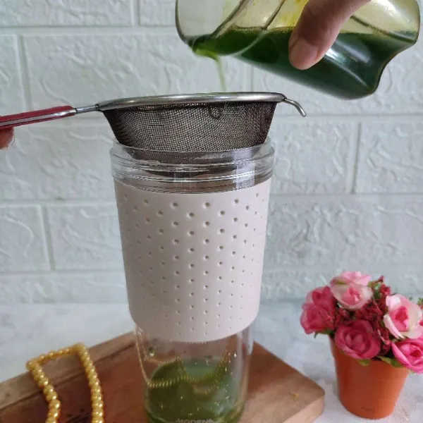 Saring jus pandan ke dalam blender.