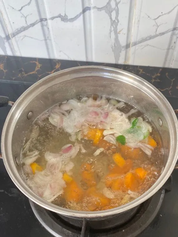 Panaskan air masukkan wortel lalu masukkan kunci, bawang merah Dan bawang putih