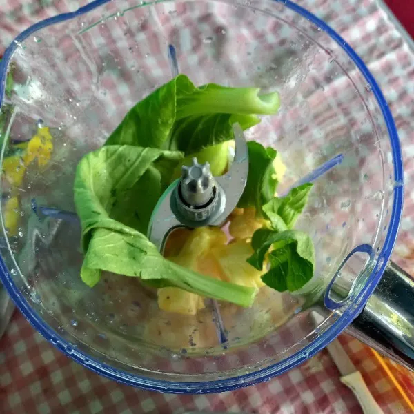 Masukan semua bahan sayur dan buah ke dalam blender.