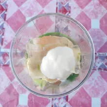 Tambahkan yogurt plain.