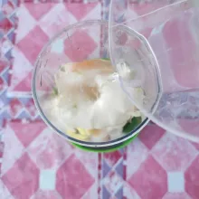 Tuang air kelapa kemudian blender hingga halus.