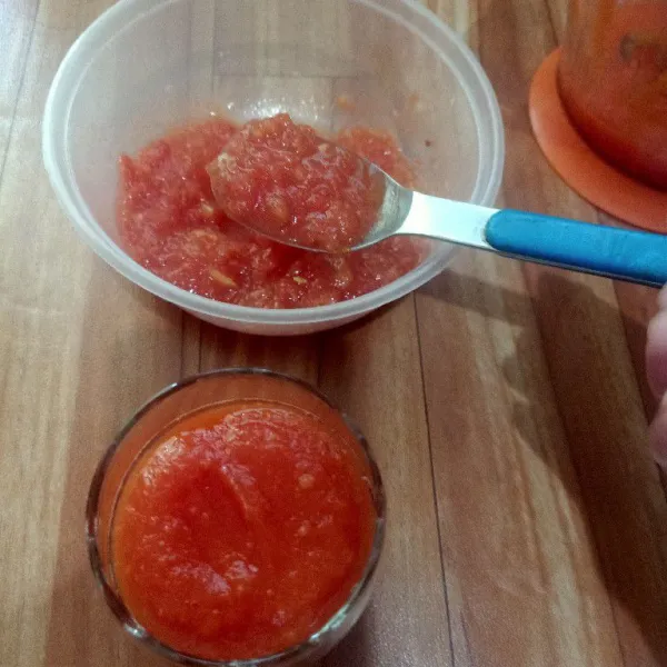 Masukkan ke dalam wadah gelas smoothies pepaya dan tomat. Lalu beri skm (susu kental manis) secukupnya.