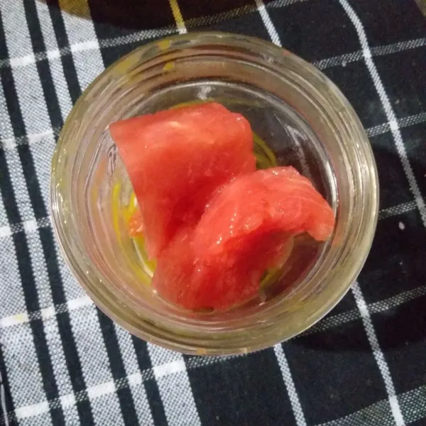 Siapkan blender masukkan potong semangka.