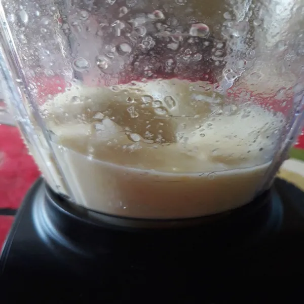 Tuang susu,es batu dan madu. Blender sampai halus.