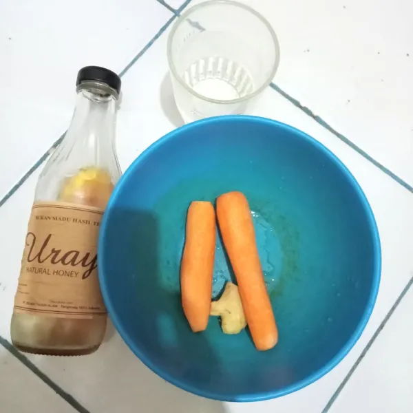 Siapkan bahan. Cuci dengan air matang untuk wortel dan jahenya.