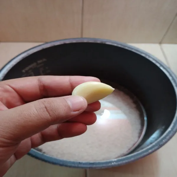 Masukkan 1 siung bawang putih yang sudah dicuci.