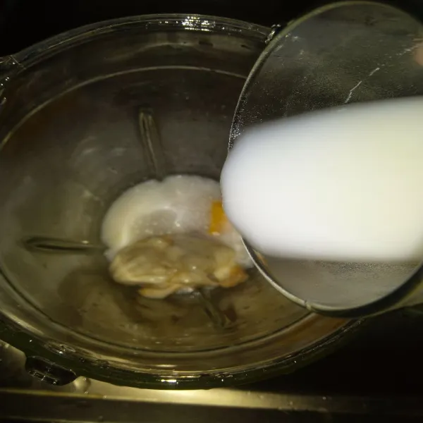 Tambahkan susu kental manis dan tuang susu cair dingin.