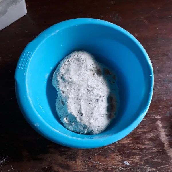 Tambahkan tepung tapioka sedikit demi sedikit sambil diuleni hingga rata dan kalis.