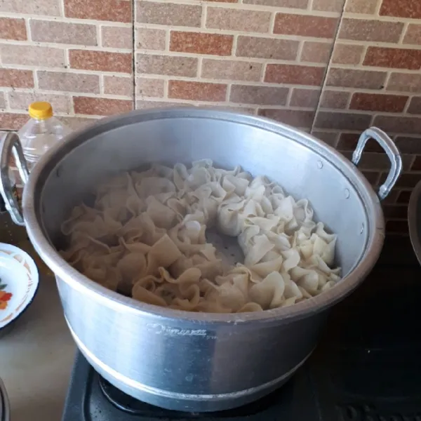 Kukus dalam air mendidih selama 30 menit. Enak disajikan dengan cocolan saos asam manis ataupun bumbu kacang.