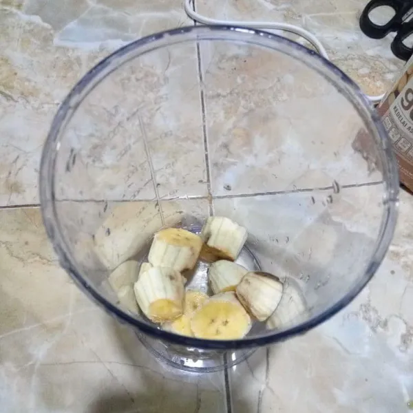 Masukkan pisang ke dalam gelas blender.