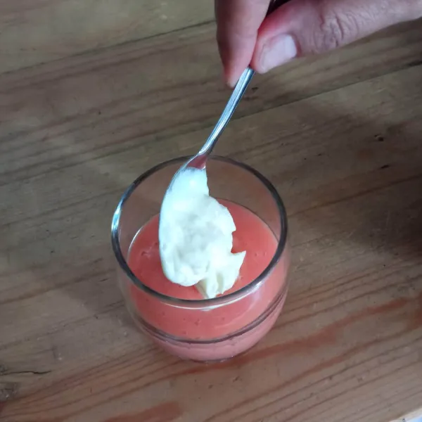 Tuang yogurt atau sour cream ditengahnya.