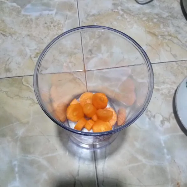 Masukkan wortel ke dalam blender.