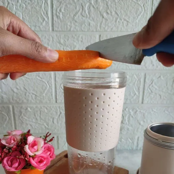 Potong wortel masukkan ke dalam blender