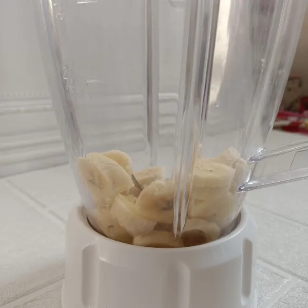 Tambahkan pisang dalam blender.