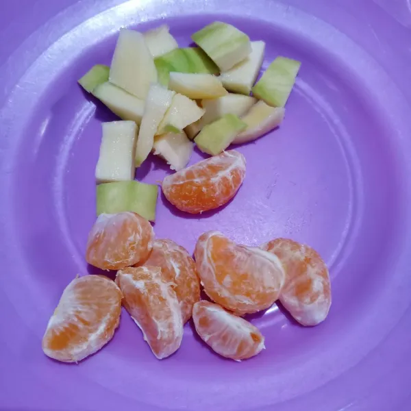 Siapkan mangga dan jeruk.